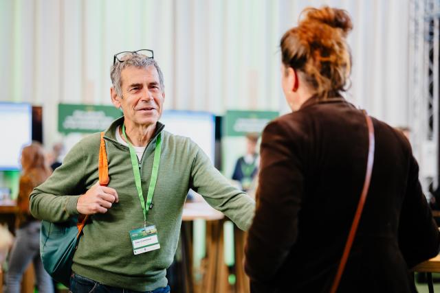 boven het Maaiveld 2025 gesprek tussen twee mensen bij de meent